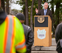 Louisville mayor Greg Fischer accepting the $5,000 donation from PERC. Photo courtesy of PERC.