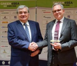 Constantine Markakis, president and CEO of Dorian LPG Management, left, presents the Green4Sea Initiative Award to Nikos Xydas, technical director of the World LPG Association. (Photo: World LPG Association)