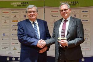 Constantine Markakis, president and CEO of Dorian LPG Management, left, presents the Green4Sea Initiative Award to Nikos Xydas, technical director of the World LPG Association. (Photo: World LPG Association)