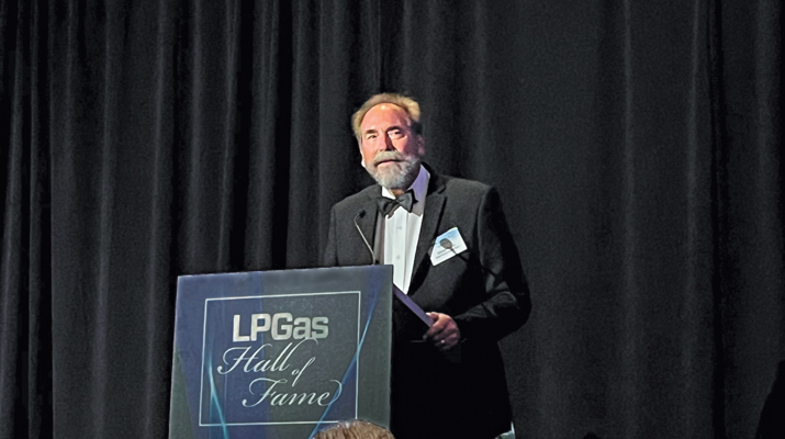 Inductee Walter Smith gives his speech at the ceremony. (Photo by LP Gas staff)