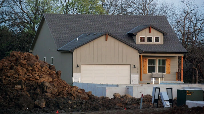 Single-family homebuilders are contending with a growing supply of unsold, completed new homes, says Bernard Yaros Jr. of Oxford Economics. (Photo: Matthew Fowler/iStock Editorial / Getty Images Plus/Getty Images)