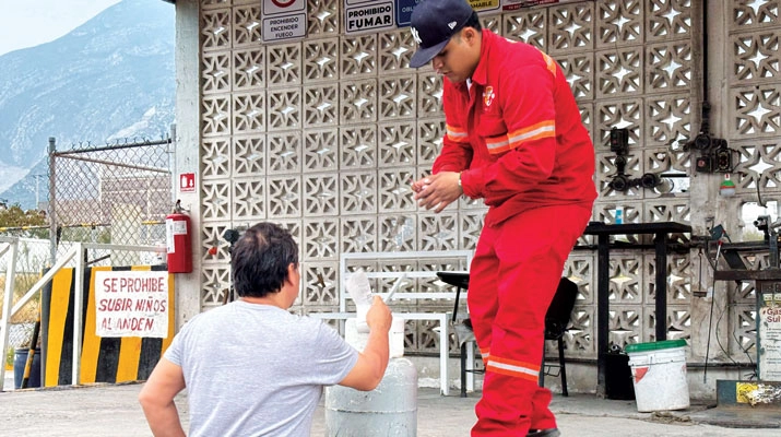 The presence of LPG is prevalent around Monterrey. Here, a worker fills a propane cylinder for a customer. (Photo by <em>LP Gas</em> staff)