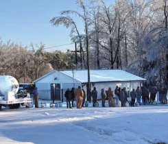 Customers form a line for propane cylinder fills at Coombs Gas in Mississippi. (Photo by Warner Jones)