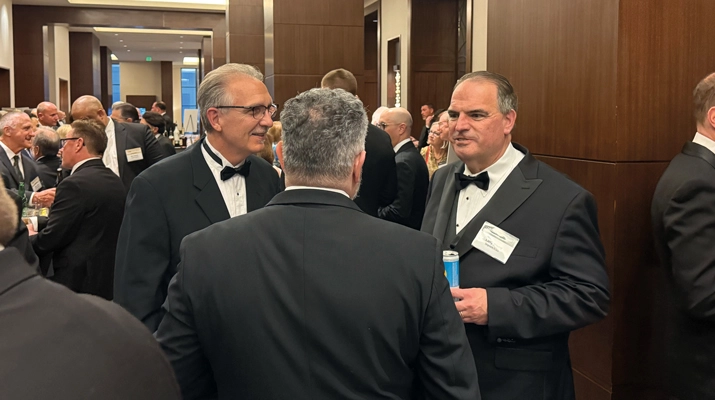Mark Zimora and Larry Young mingle with other industry members during a cocktail hour. (Photo by LP Gas Staff)